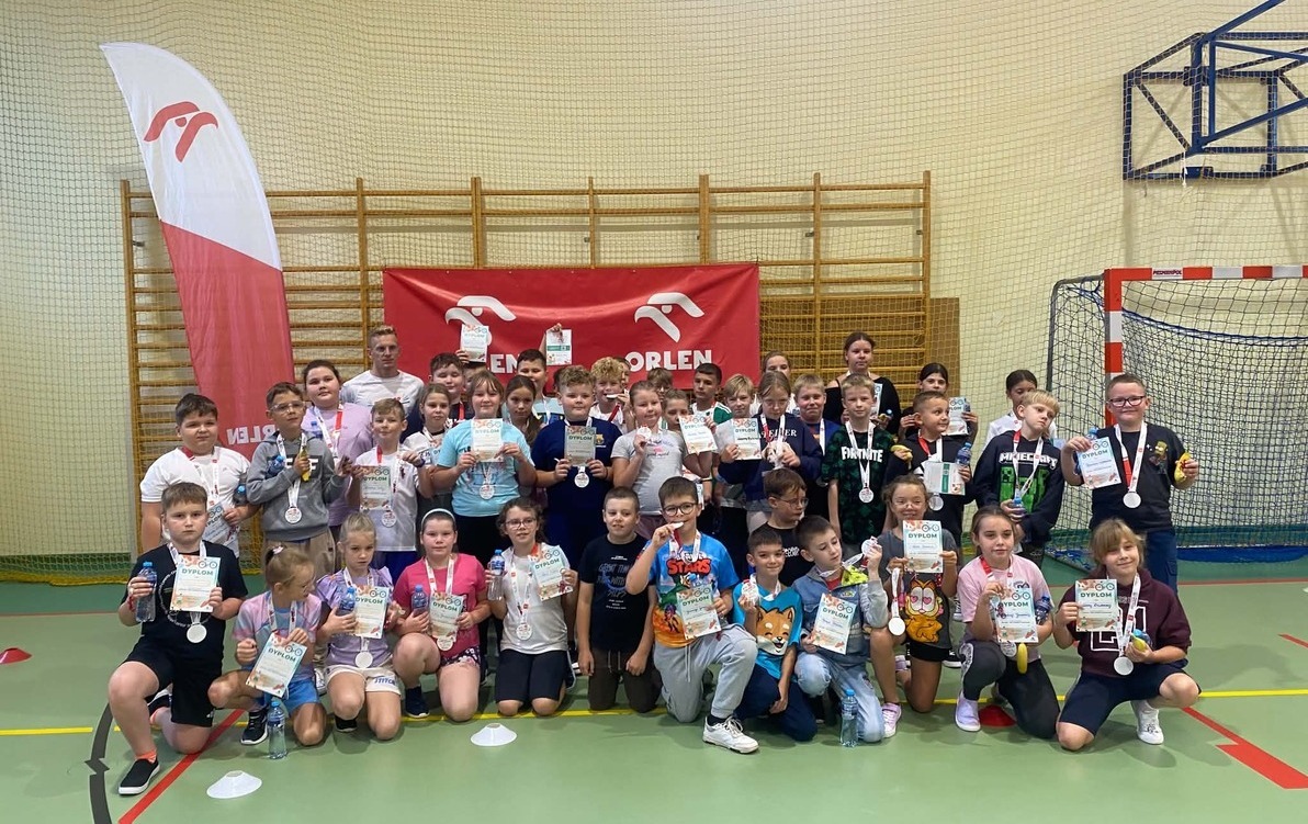 Zdjęcie grupowe uczniów szkoły w Bodzewie z zaproszonymi gośćmi.