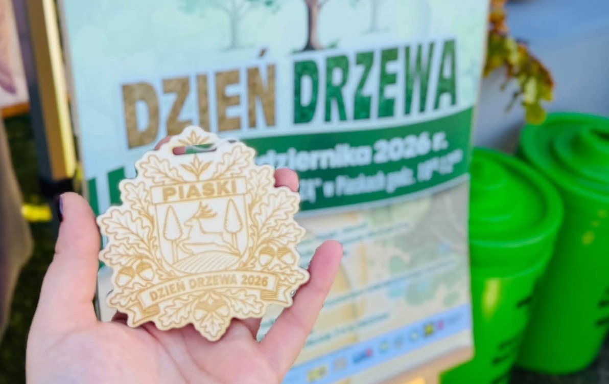 Zdjęcie przedstawia liść klonu wykonany ze sklejki,  na nim herb gminy i napis Dzień drzewa
