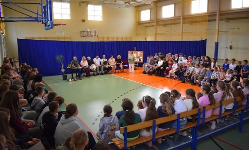 na zdjęciu społeczność szkolna w hali sportowej w Bodzewie