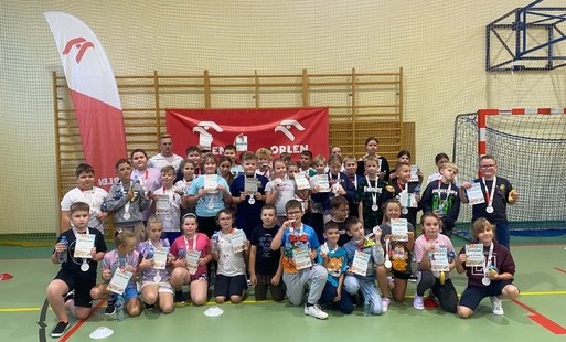 Zdjęcie grupowe uczniów szkoły w Bodzewie z zaproszonymi gośćmi.