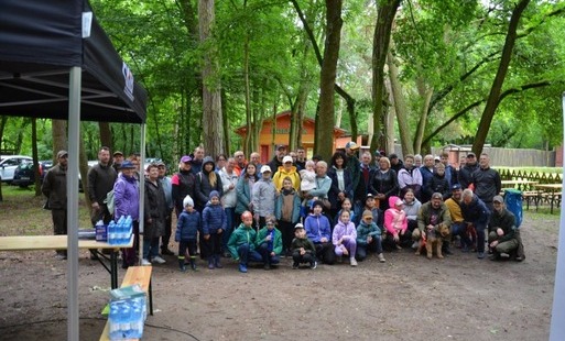 Zdjęcie grupowe uczestników spaceru z przewodnikiem